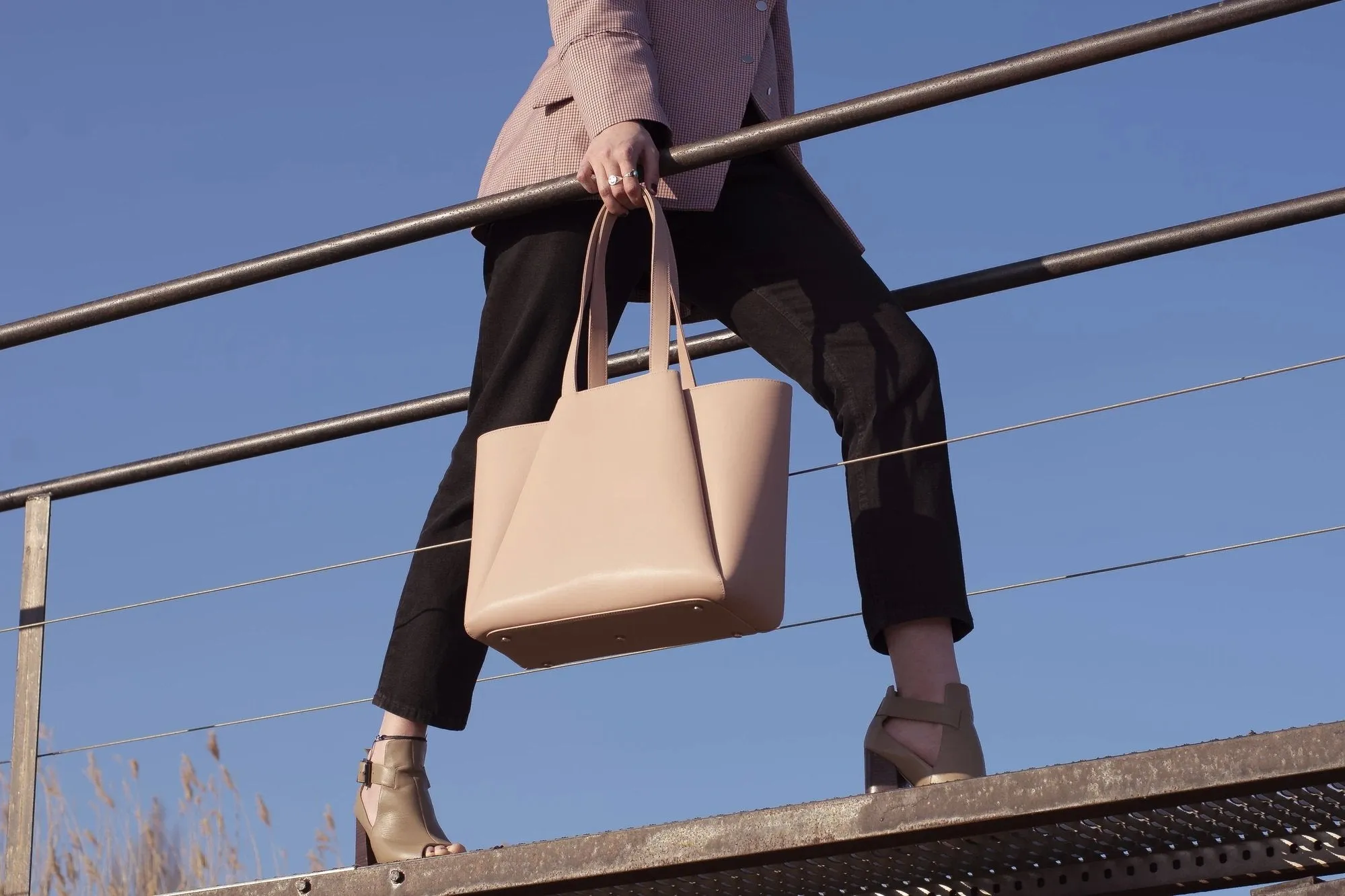 Midi Pyramid Nude Pink Bag