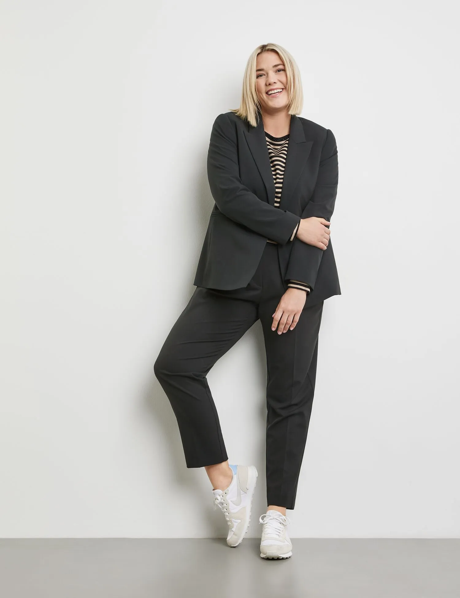 Smart 7/8-length trousers with pressed pleats, Greta