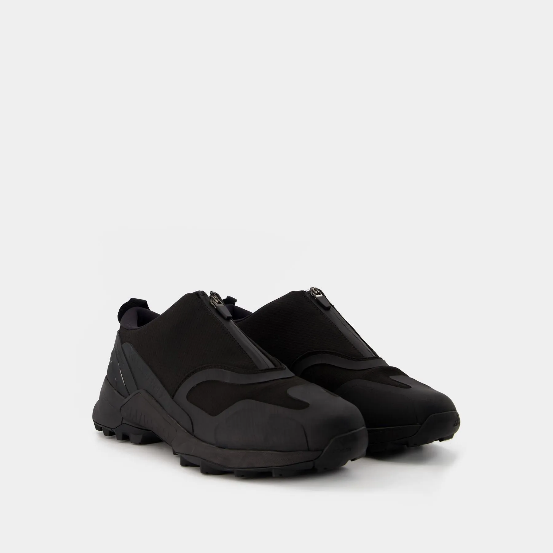 Y-3  Y-3 Swift R3 Low Gtx Sneakers in Black Fabric